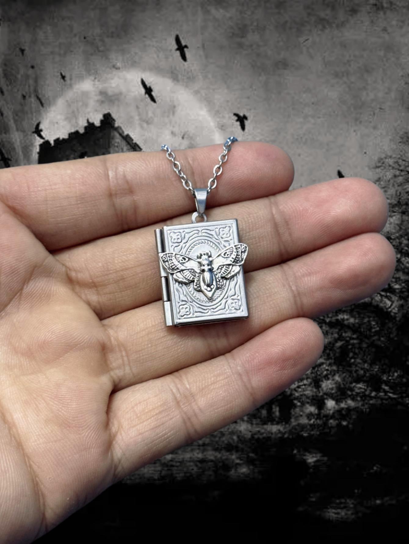 Gothic Book Animal Necklace, P - Vintage Fashion Books recension och pris