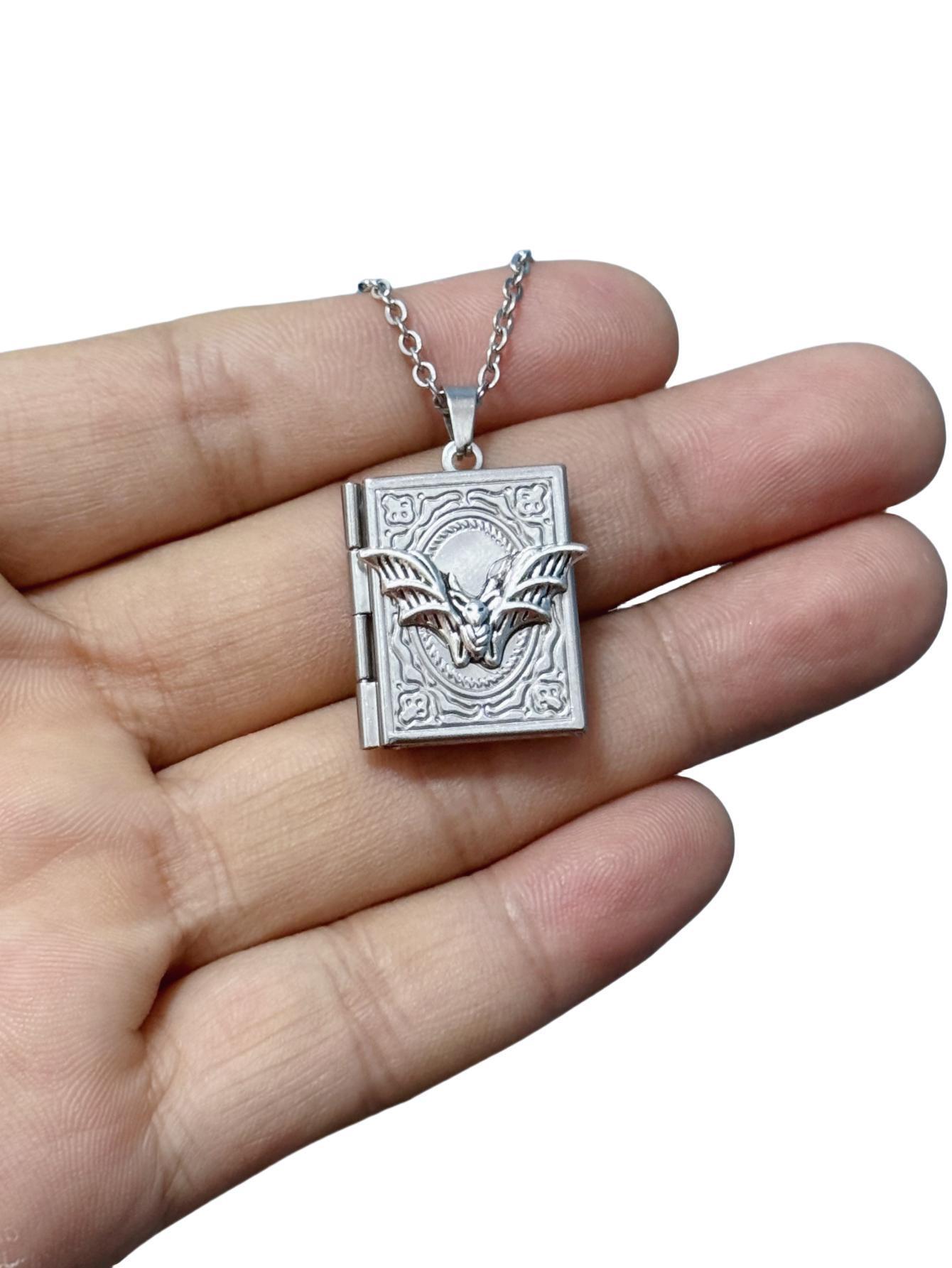 Gothic Book Animal Necklace, P - Vintage Fashion Books recension och pris